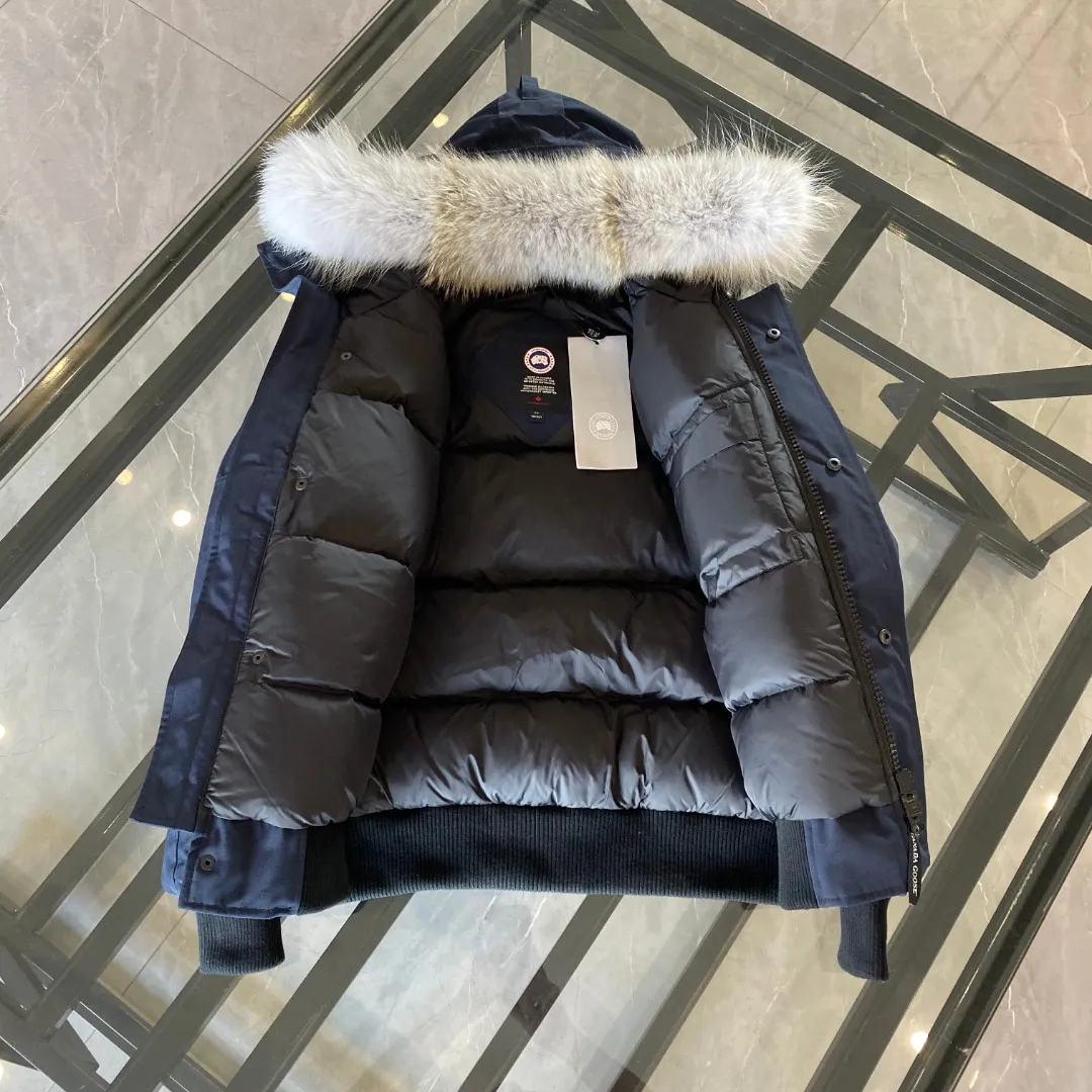 P760 Canada goose/Canada Goose 01 Couple Expedition Parka Down Jacket, authentic original version, you need to compare with the original to check it out at any time, all accessories are customized from the original factory 💯The softness and hardness of the fabric is compared with the original, and it can be restored by kneading at will (fabric misunderstanding: Fabrics with high hardness are not waterproof. Only when you buy the latest authentic version this year will you notice the softness and comfort of the fabric) 💯The down is synchronized with the authentic white duck down, fluffy and not lumpy. Electronically controlled velvet filling machine 💯Customized zippers with authentic YKK military-grade copper core zipper pullers, high hardness and no jamming 💯The fur collar is purchased from Western Canada coyote skin original customization 💯All workmanship and wiring are controlled by workers with more than ten years of experience. They must be horizontal and vertical, and are not allowed to twist. The inner wiring density is more sophisticated. Feel free to compare 💯Big goose label Collar label Washed label Hangtag Zipper cord Pocket label Back label, collar velvet, Velcro fasteners, cuffs, all details are updated simultaneously with genuine products. The best version, the most complete color matching, all kinds of battle products. Color: off-white, black, charcoal gray, navy blue, red, blue. Size: XS-XXL